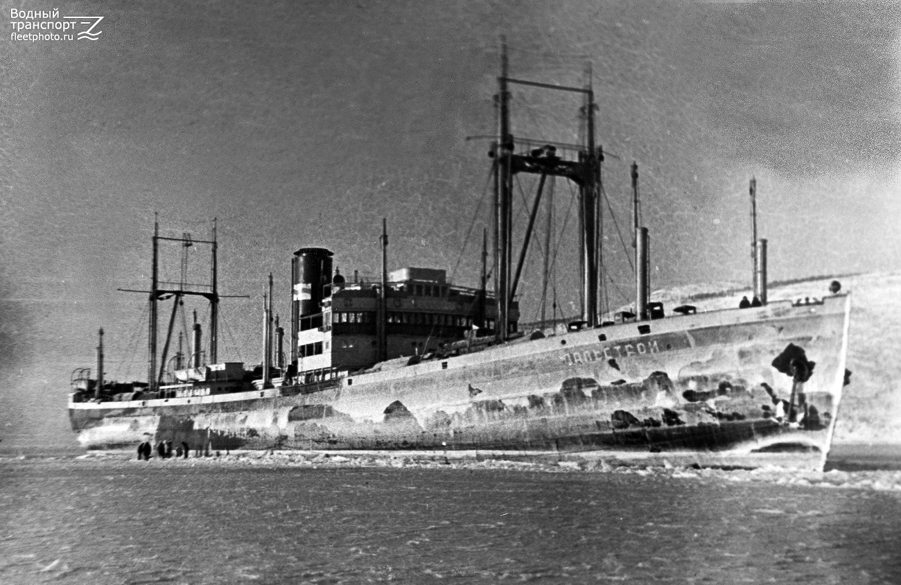 Пароходы магадана. Взрыв парохода «Дальстрой» 1946. Джурма пароход. Пароход Джурма Магадан. Дальстрой корабль.