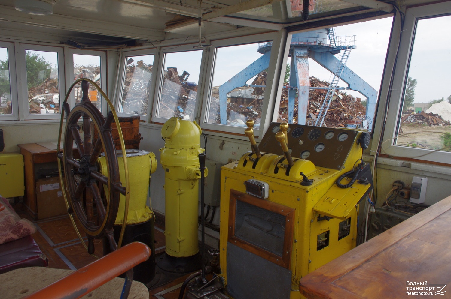 Росава. Wheelhouses, Control panels