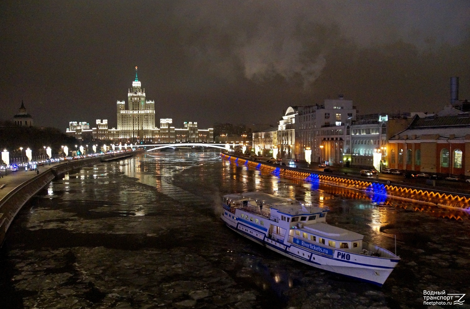 Ночные речные прогулки. Теплоход Зарядье Москва. Баржа Рио 1 Москва. Теплоход Москва река ночь. Теплоход по Москве реке ночью.