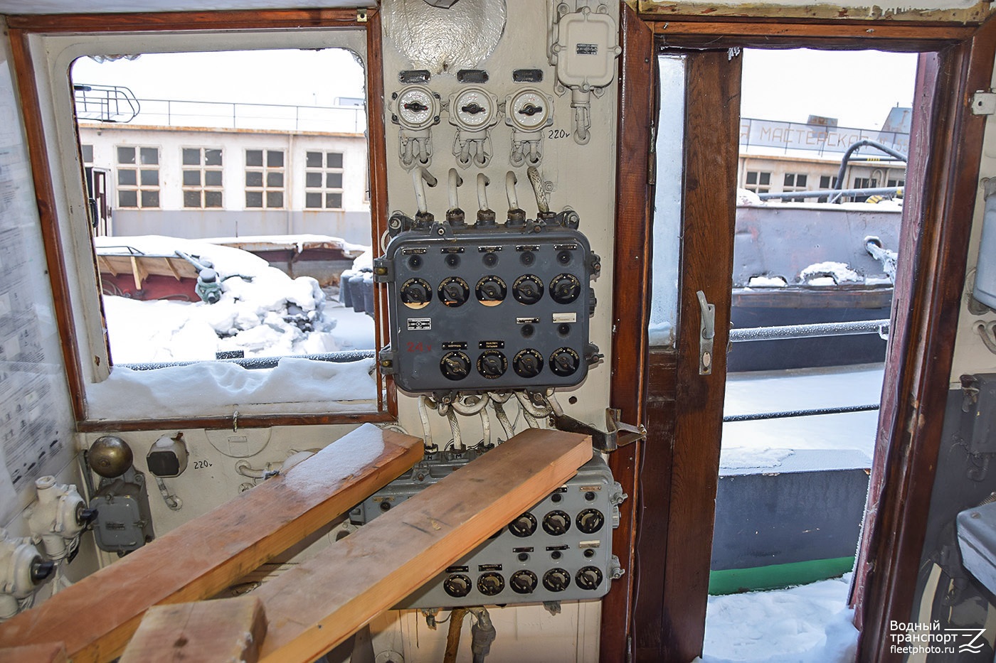 Ураган. Wheelhouses, Control panels