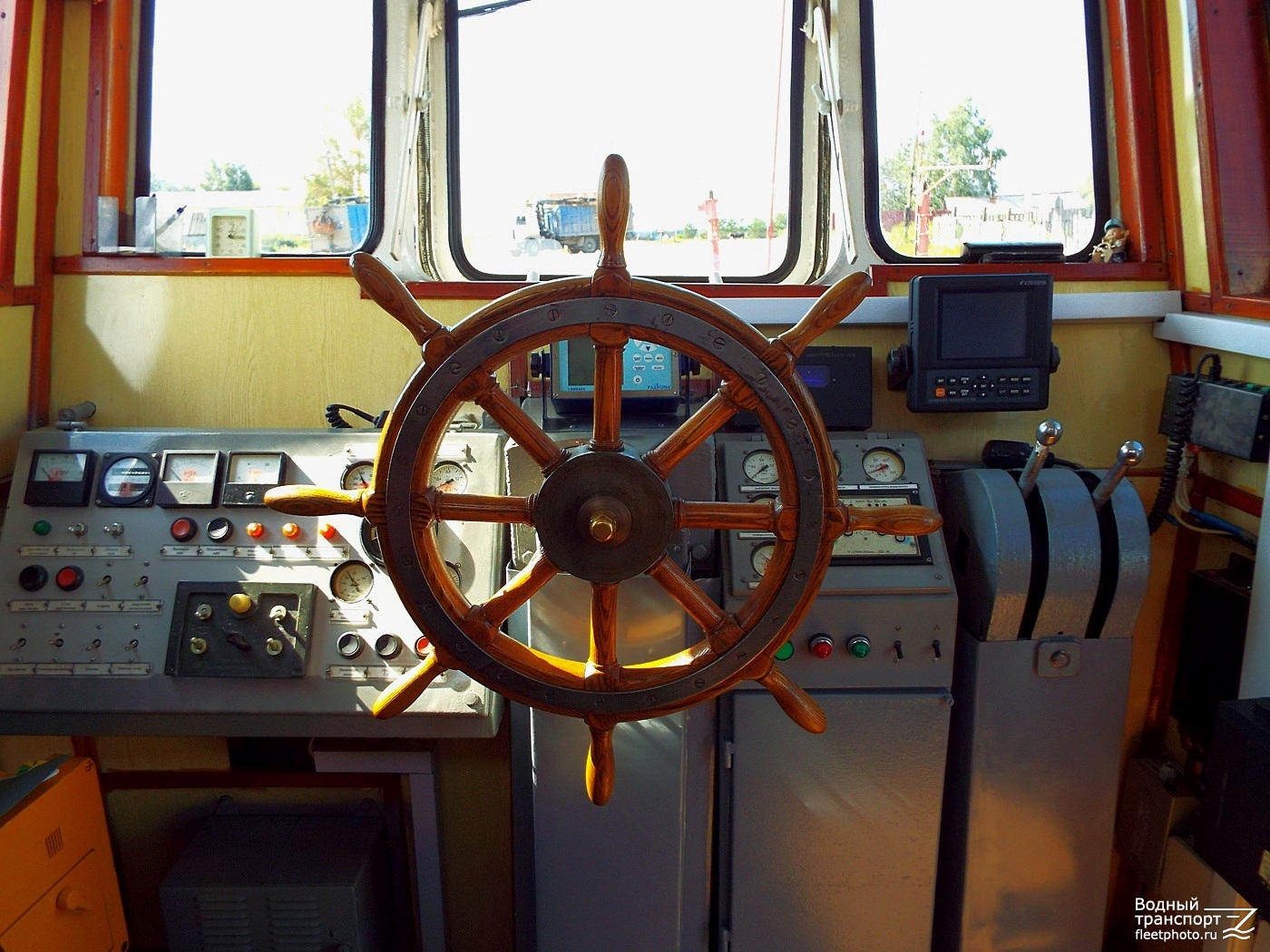 Мостовик. Wheelhouses, Control panels