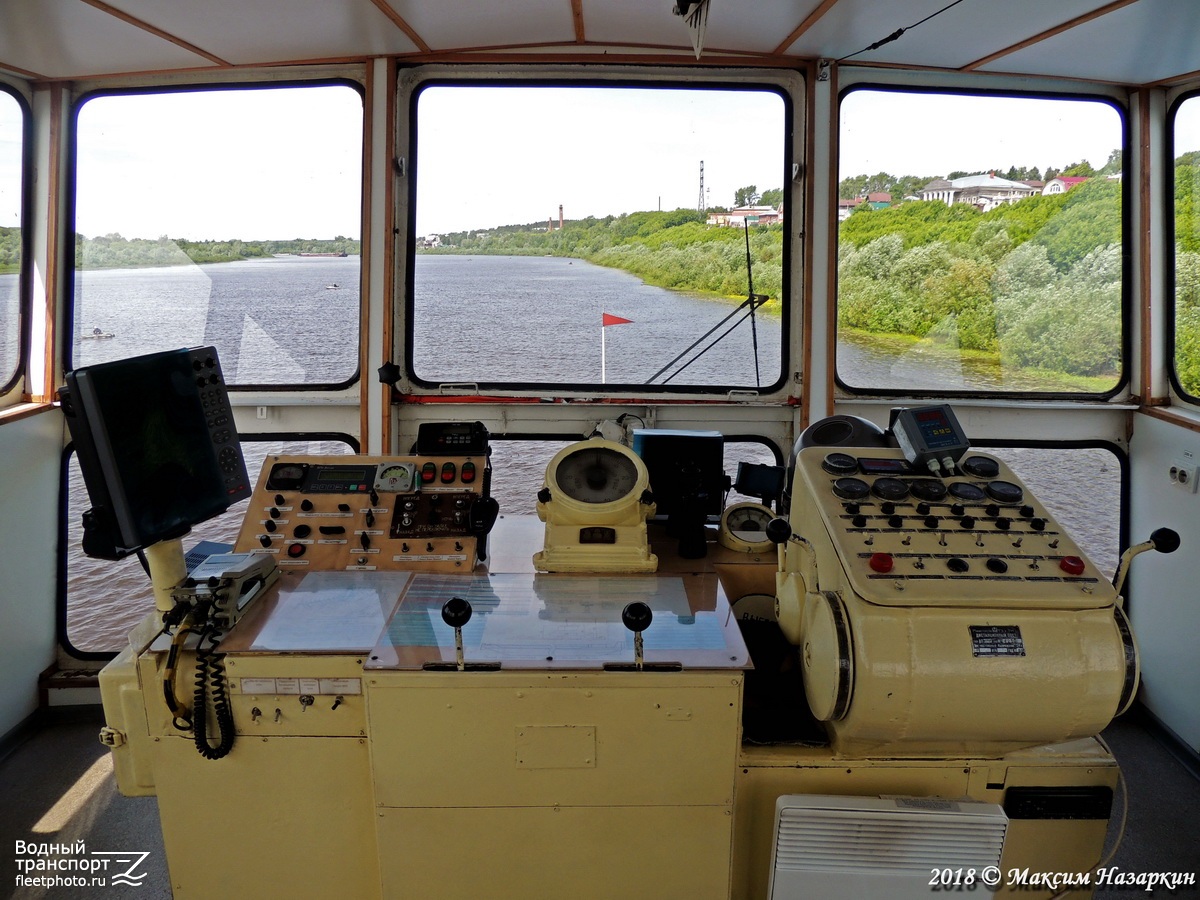 Речной-33. Wheelhouses, Control panels