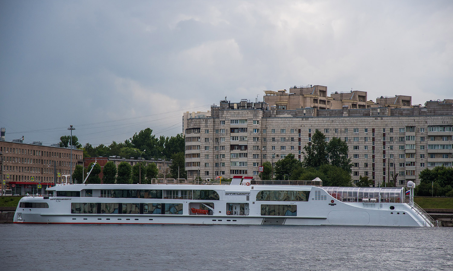 Теплоход штандарт фото кому принадлежит