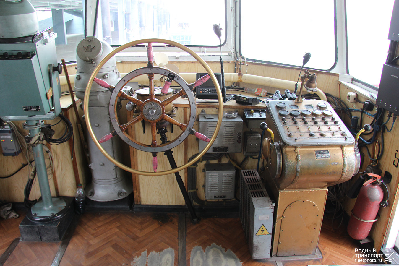 ОМ-152. Wheelhouses, Control panels