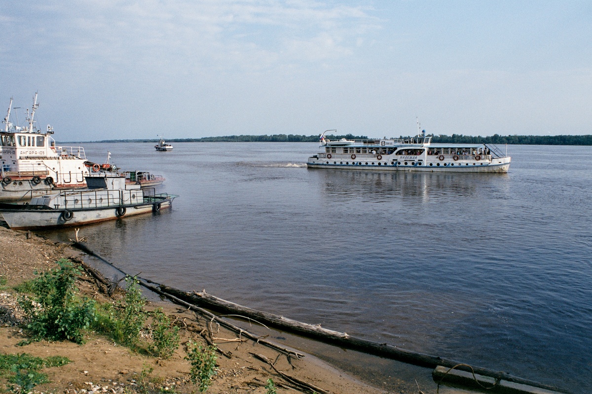 Река обь каргасок. Теплоход Ангара 105. Каргасок Обь. Каргасок река. Судно Валдай на реке Обь.