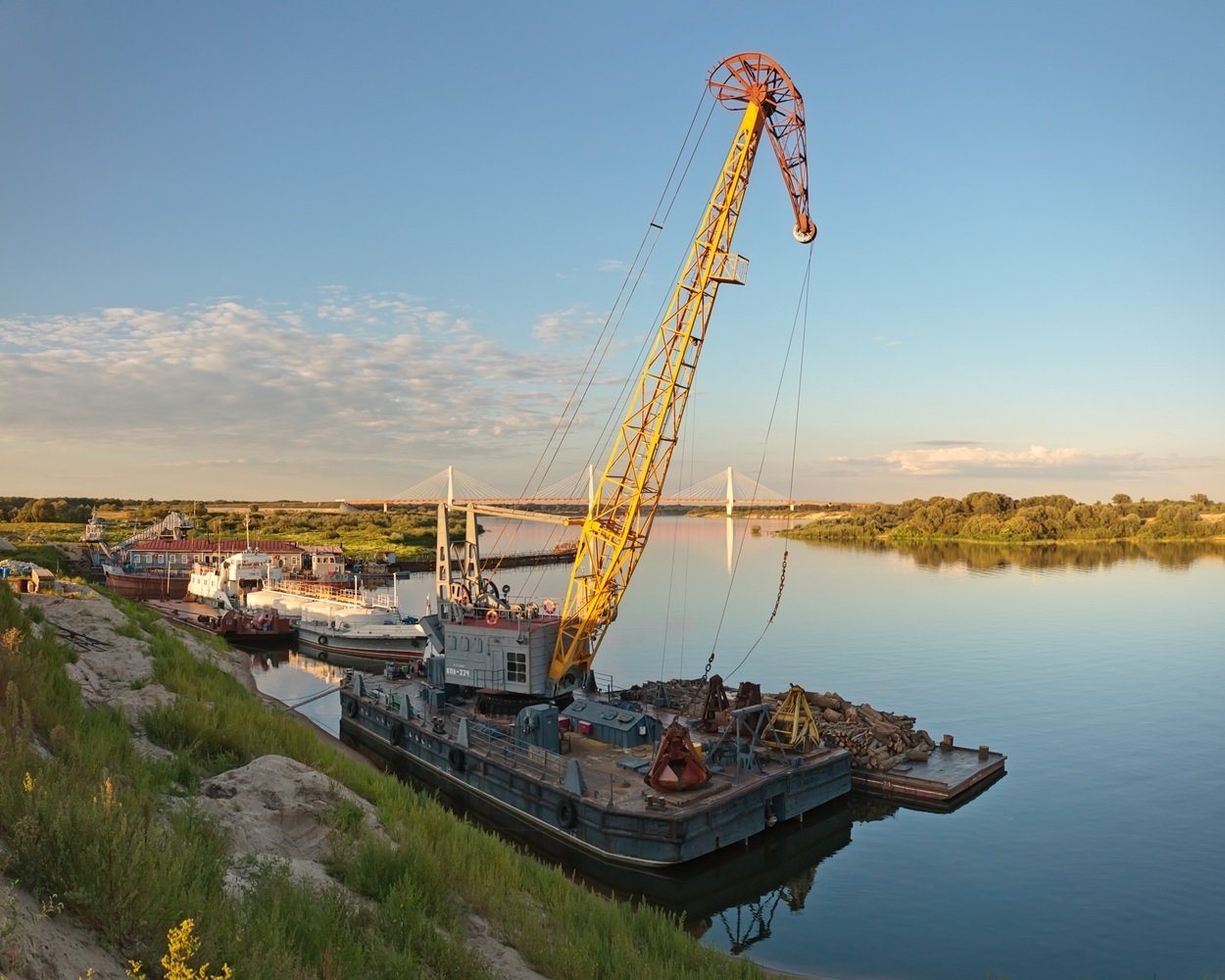 Кран г красноярск. Плавкран Речной КПЛ. Кран КПЛ 5-30. Плавучий кран КПЛ. Плавкран Liebherr.