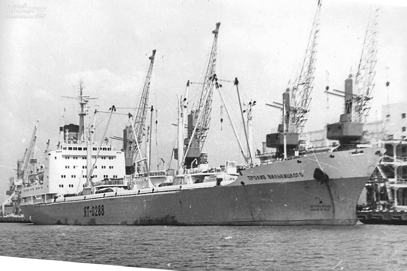пролив дианы транспортный рефрижератор. плавбаза даурия. судно канариан рифер. плавбаза даурия мурманск. тр история.