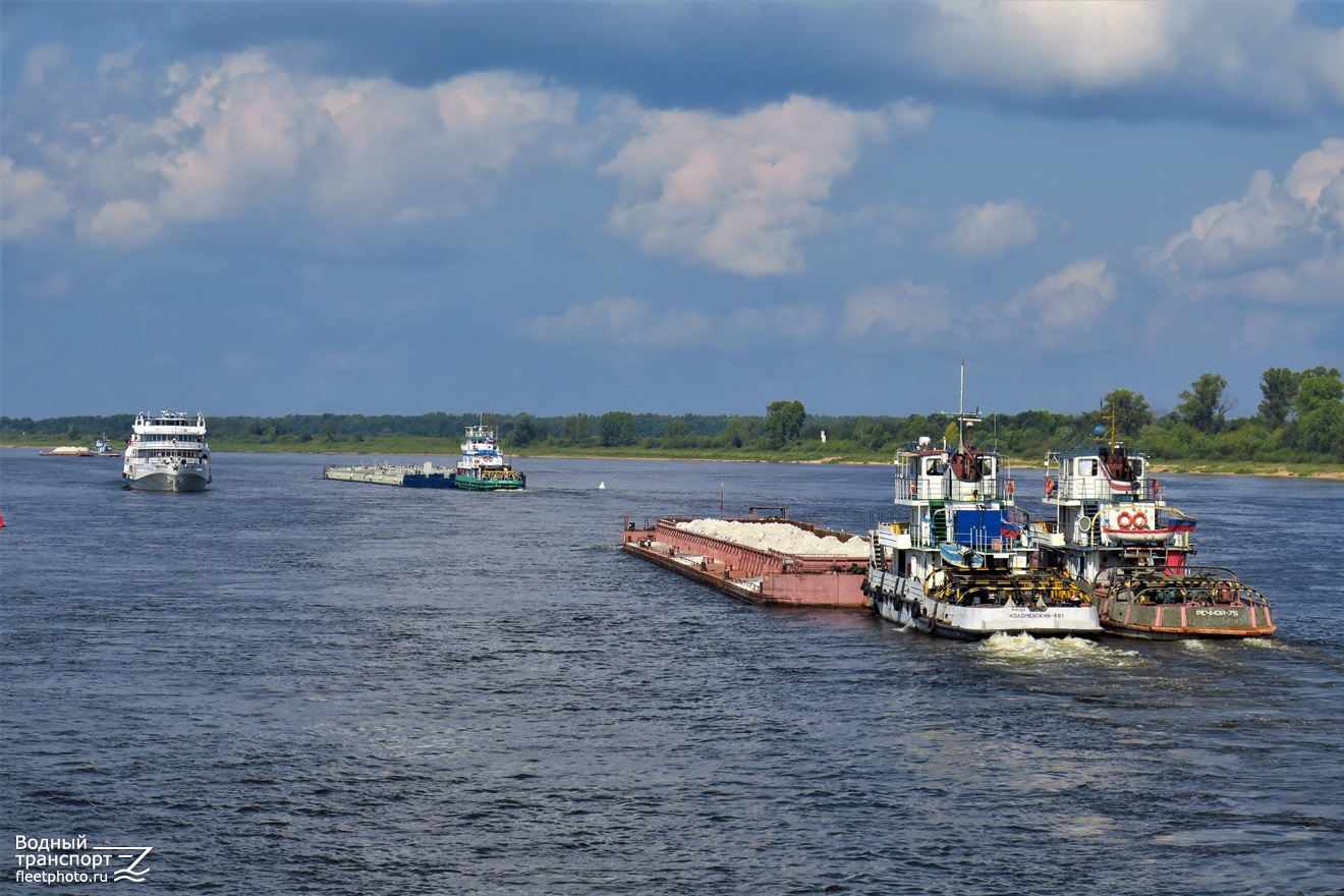 Река Волга с баржами