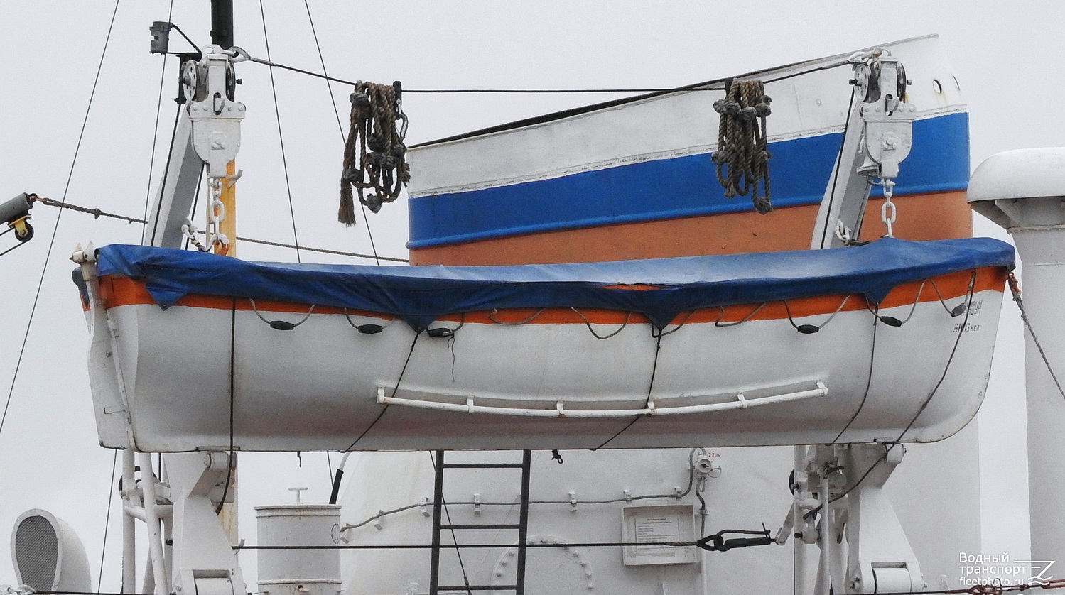 Тайфун. Шлюпки и катера