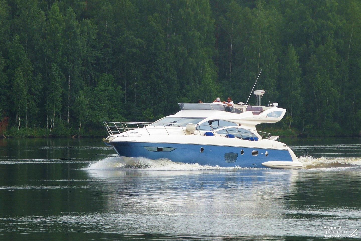 Неопознанное судно - тип Azimut 47