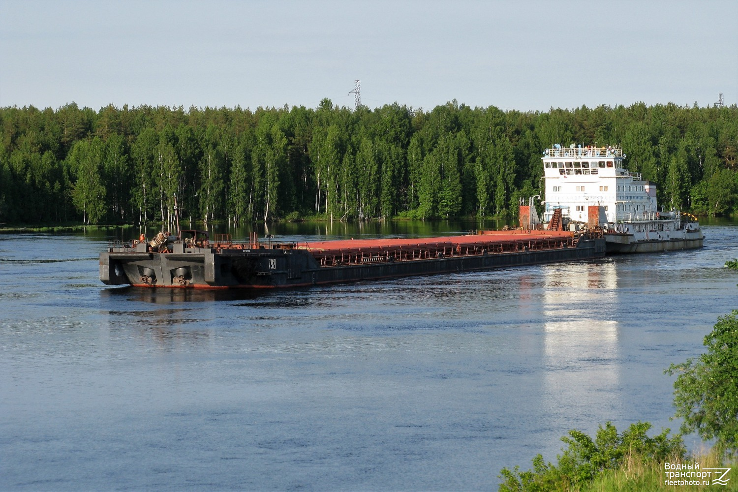 Теплоход на реке Свирь Ленинградская область