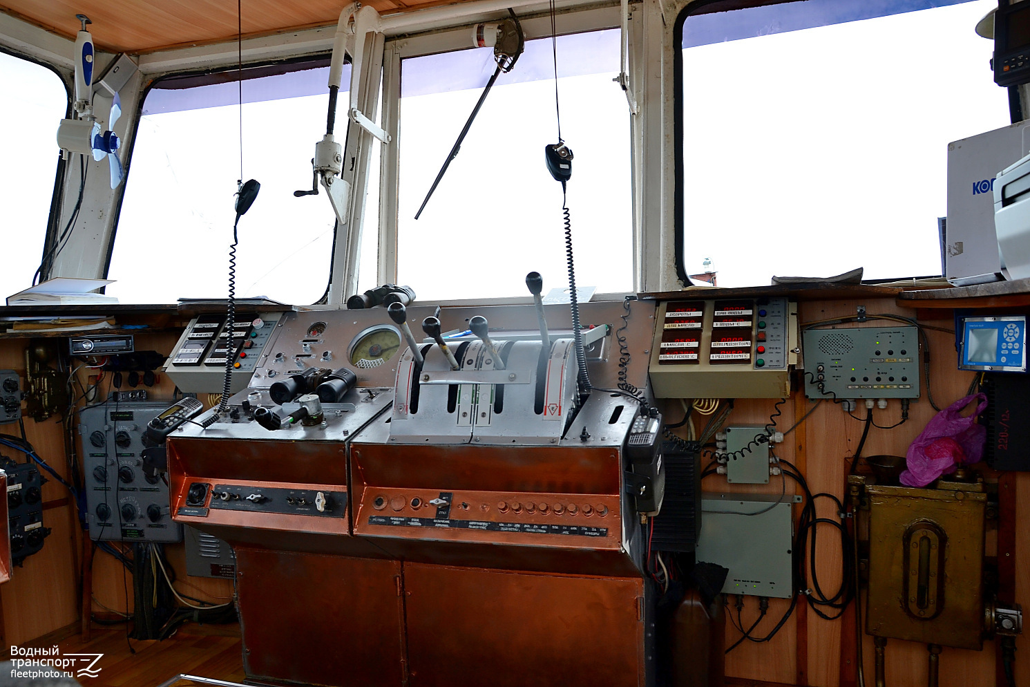 РТ-385. Wheelhouses, Control panels