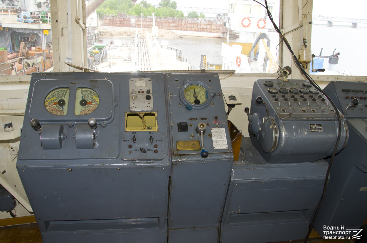 МТ-8. Wheelhouses, Control panels