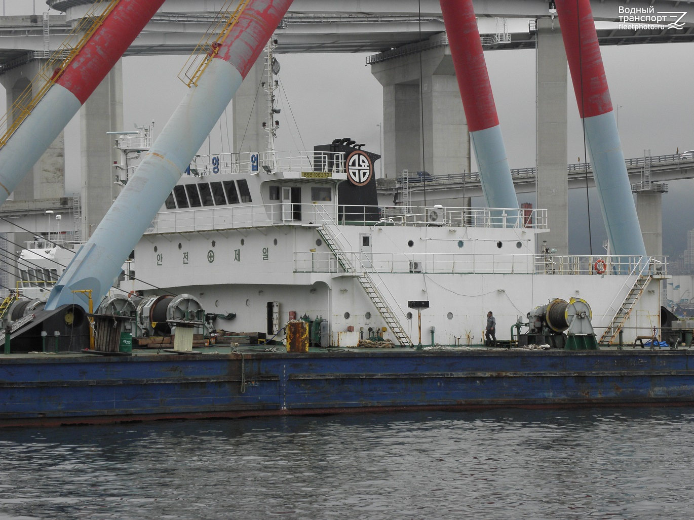 Kum Yong 1600. Vessel superstructures