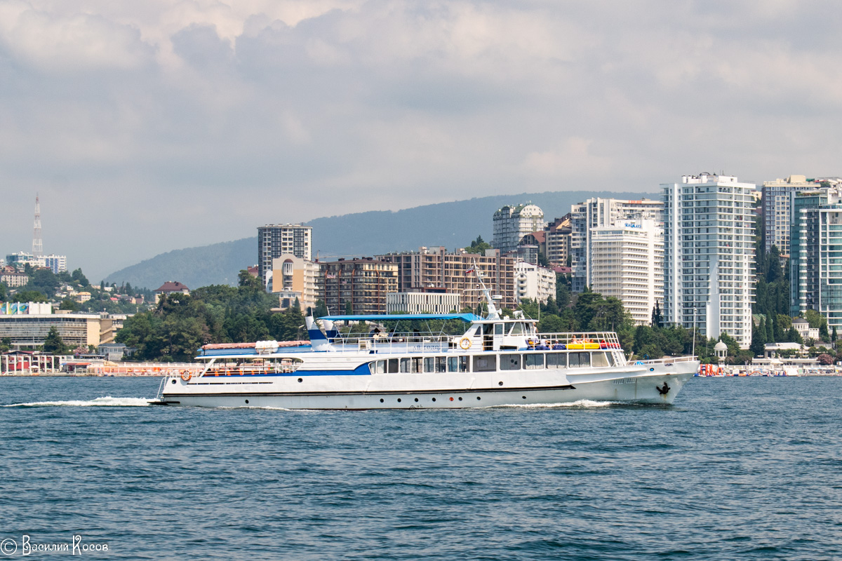 Сочи 4 августа. Теплоход ай Тодор Сочи. Морская прогулка Сочи ай Тодор. Морское сафари "ай Тодор". Теплоход ай Тодор Сочи фото.