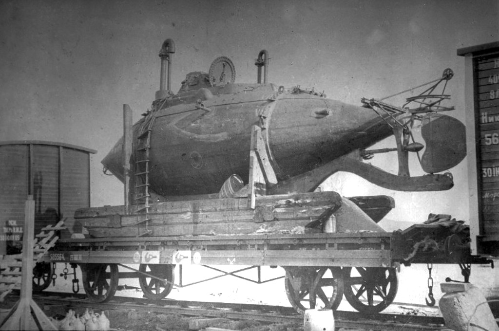 Первую пл. Первые подводные лодки Балтийский завод. Первая подводная лодка в России. Корабле для транспортировки подлодок СС-750.. Дизель паровоза на подводной лодке.