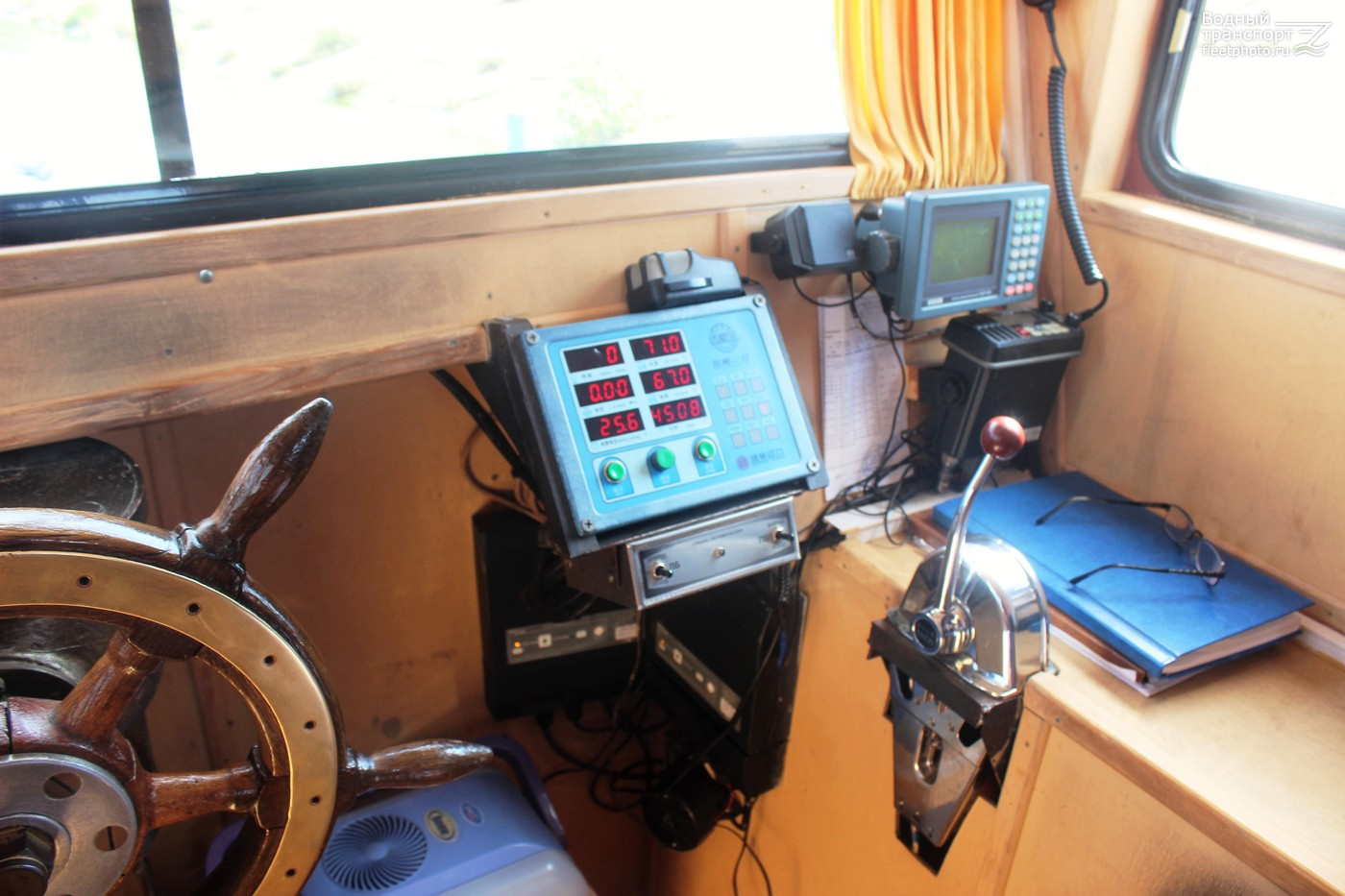 ПС-411. Wheelhouses, Control panels