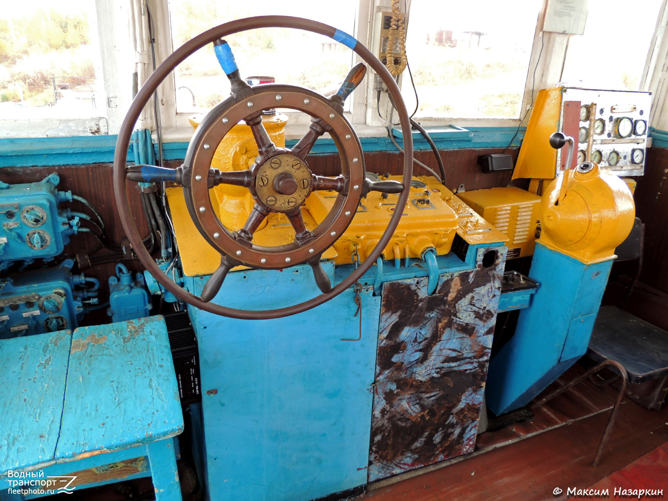 ГНТ-449. Wheelhouses, Control panels