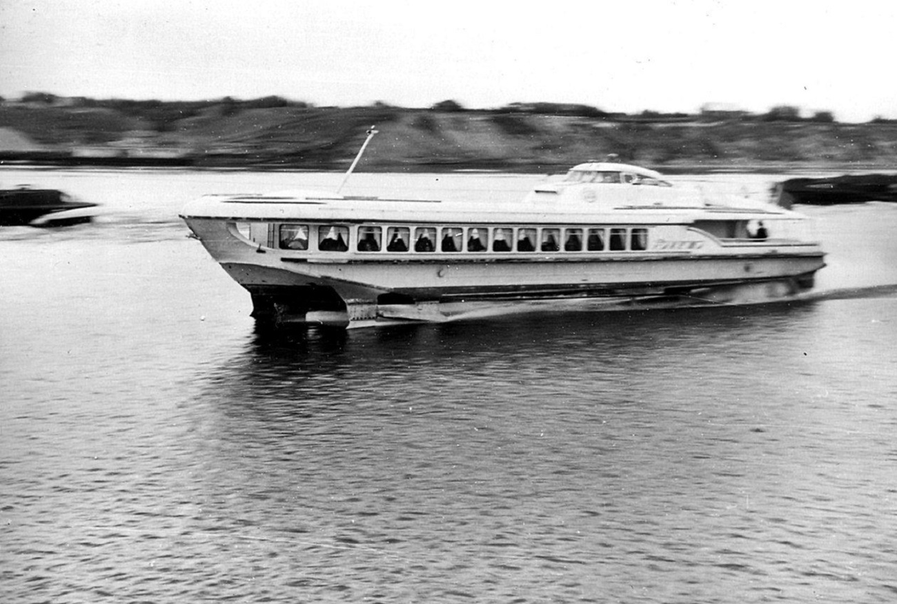 теплоход ракета идет по реке. теплоход заря ракета метеор в ссср. речной катер метеор. ракета комета метеор. метеор корабль на подводных крыльях.