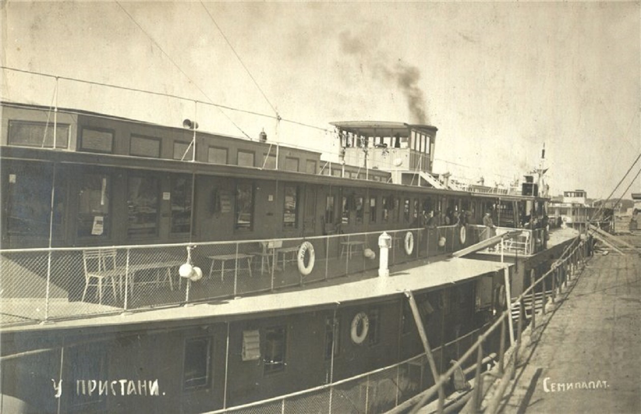 Пароход отходит от пристани. Пароход отходит от пристани. Пароход урицкий на волге. Пароход отходит от пристани. Новониколаевск пароход совнарком.
