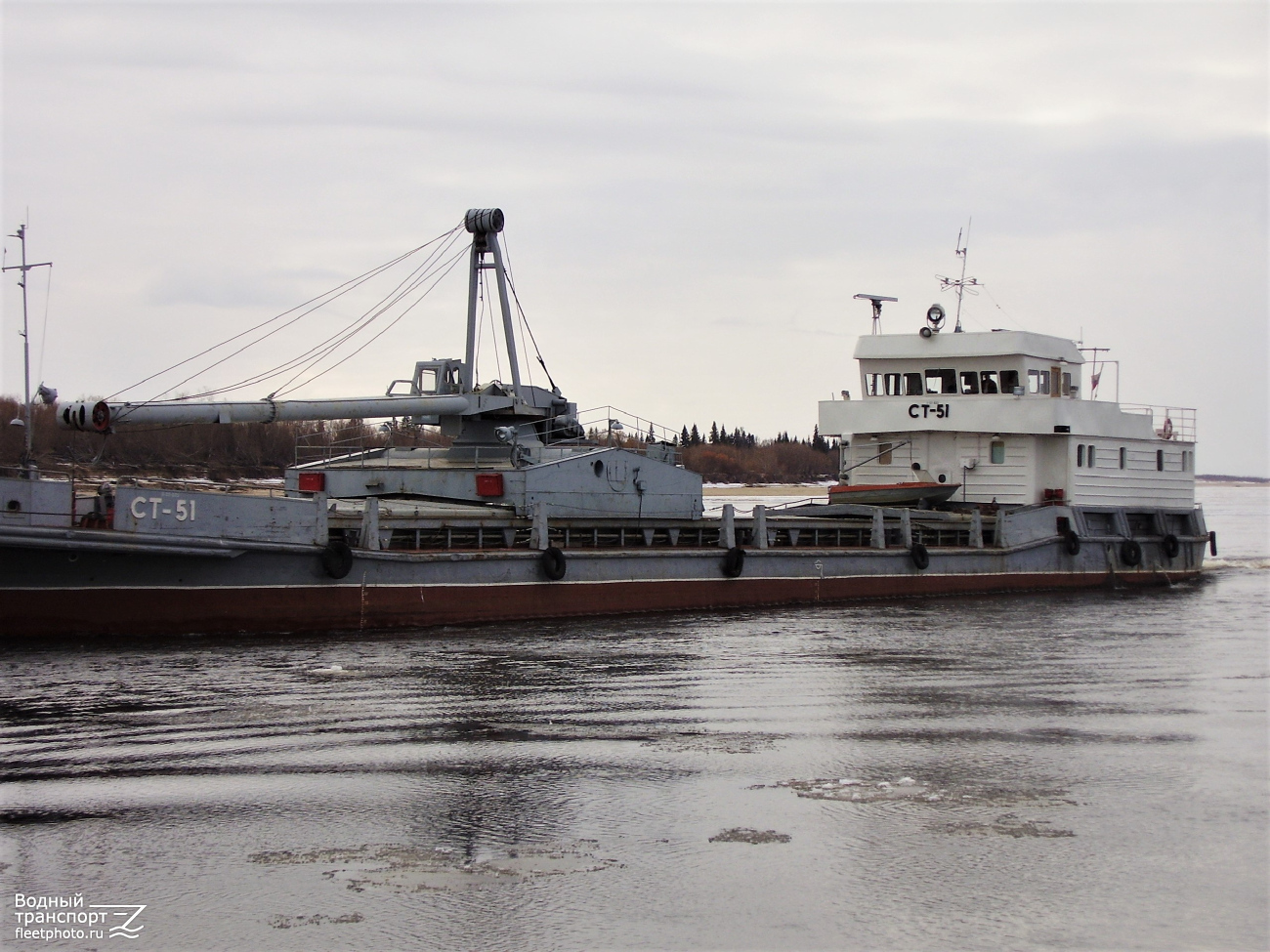 Баржа на море