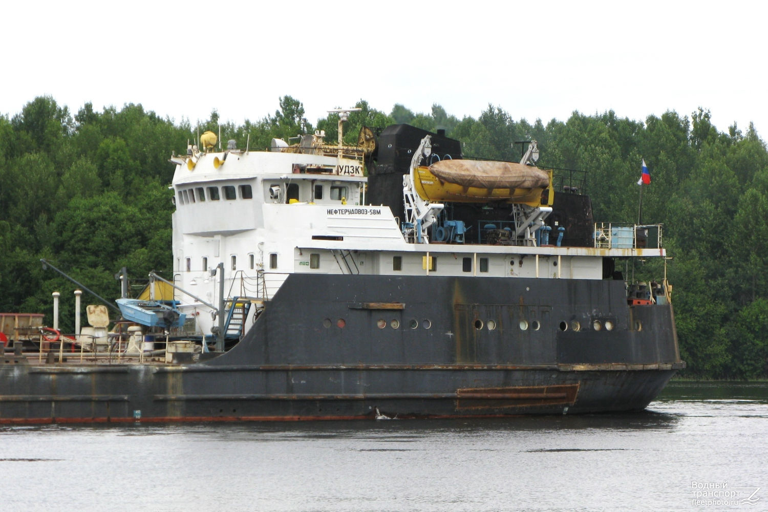 Нефтерудовоз-58М. Vessel superstructures