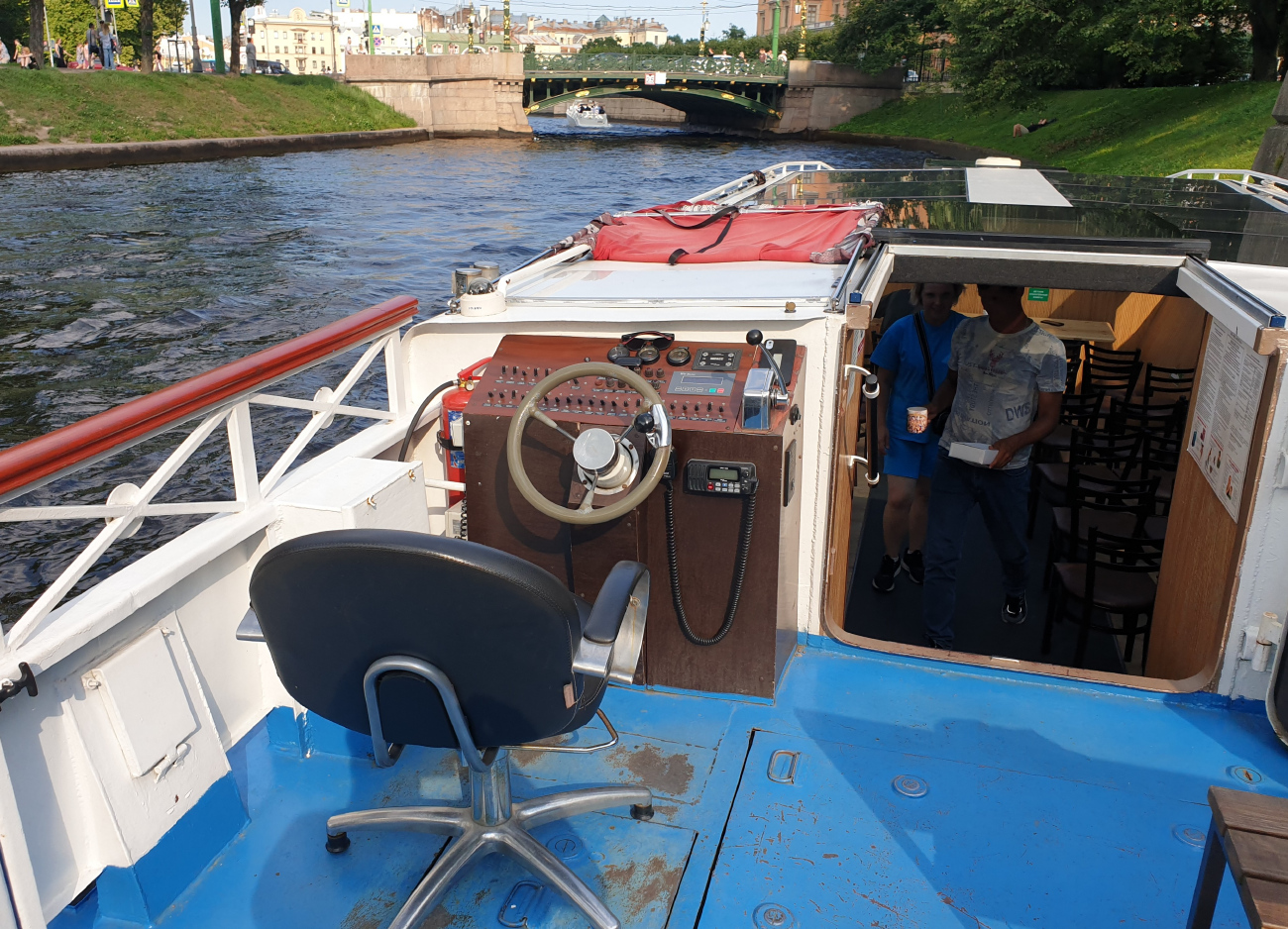 Комиссар. Wheelhouses, Control panels