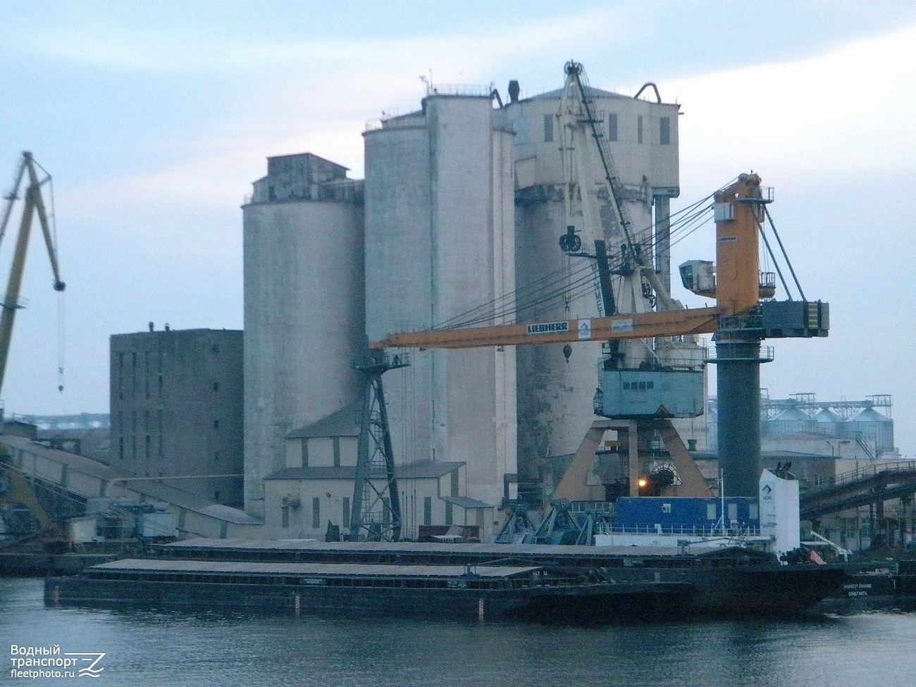 Harvest Danube. Неопознанные суда