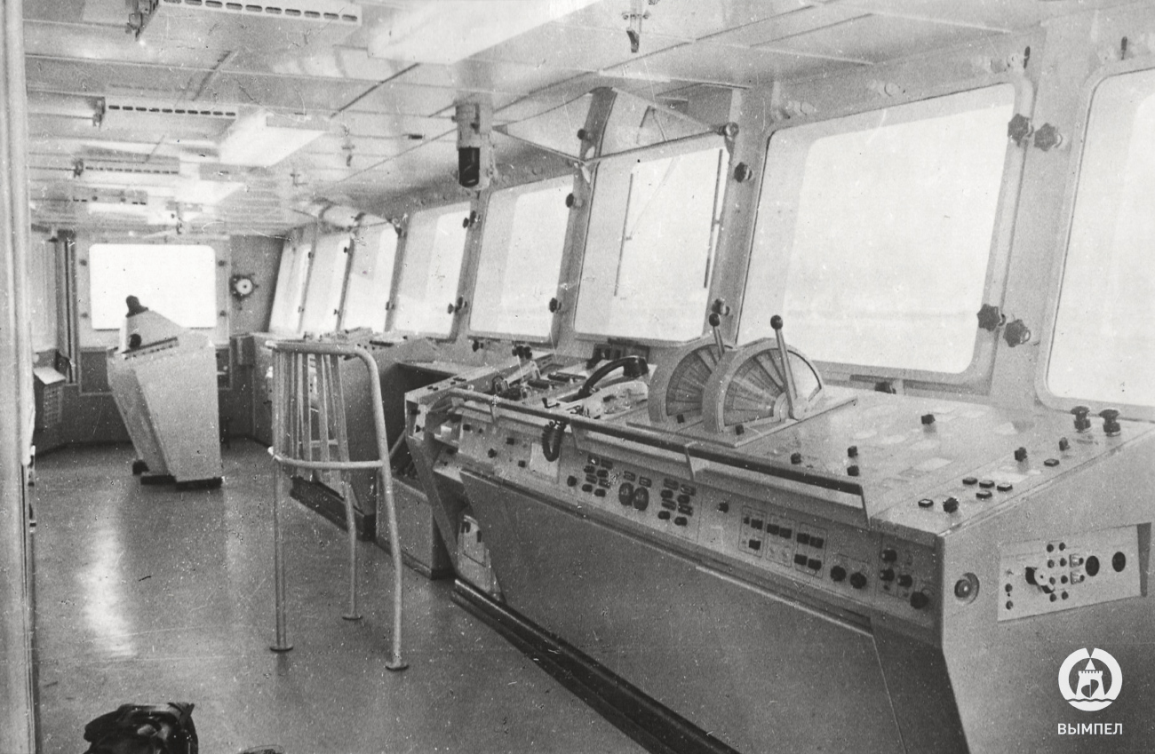 Академик Поздюнин. Wheelhouses, Control panels