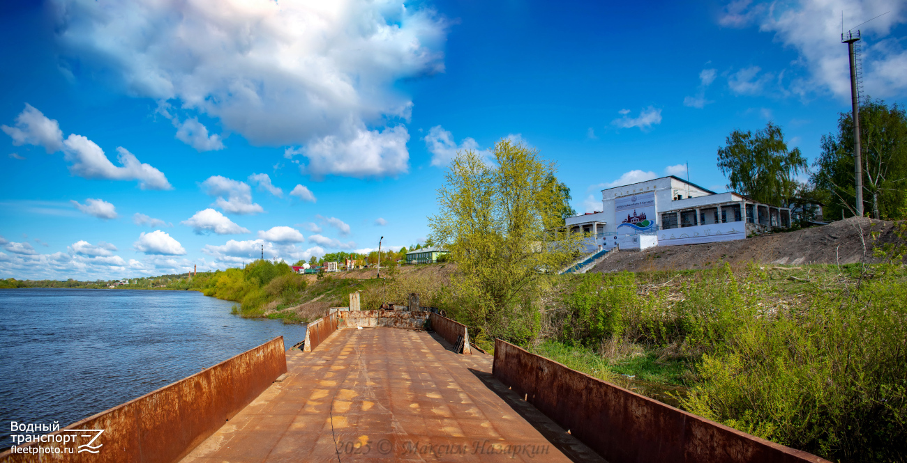 БС-235. Deck views