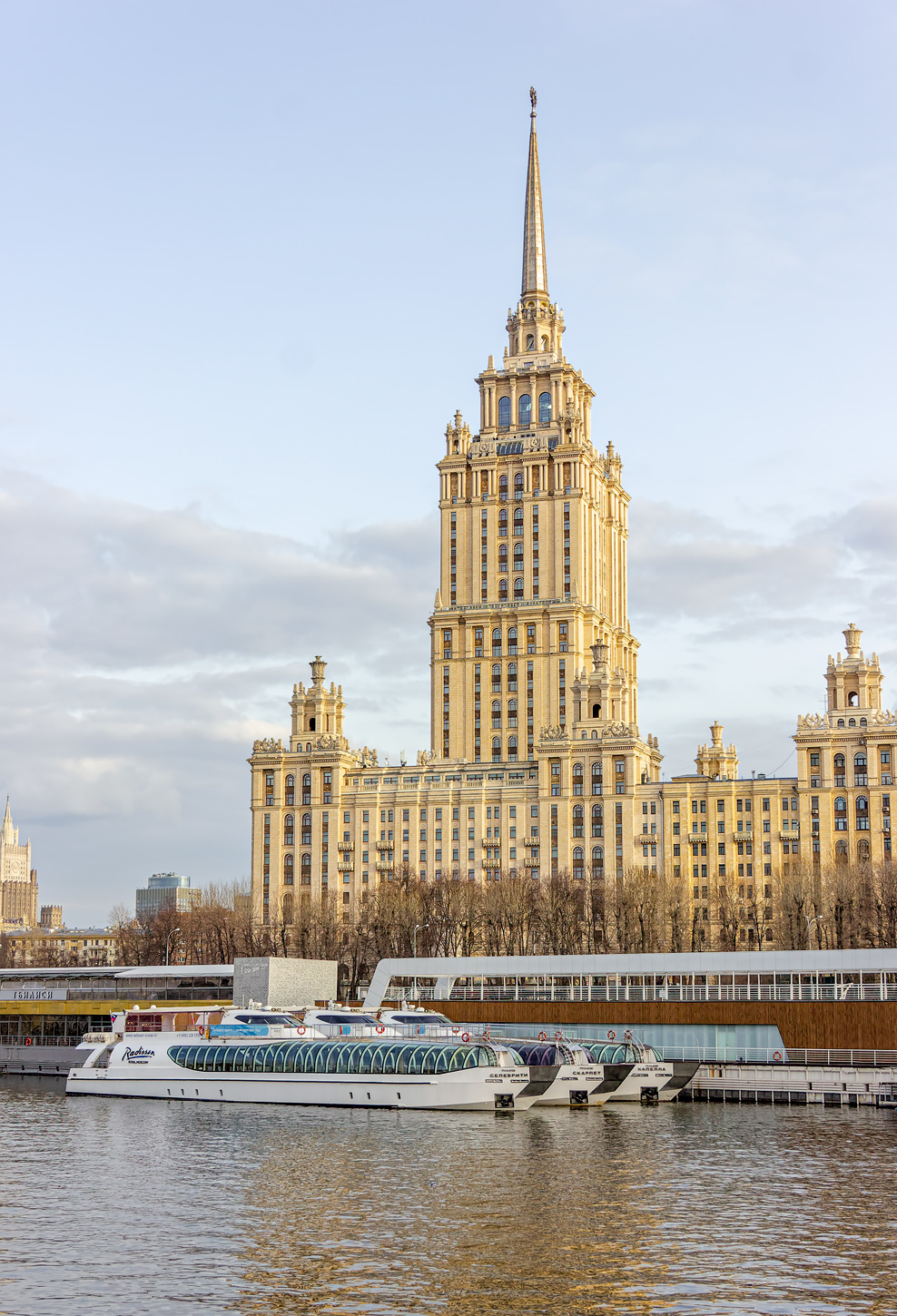 Селебрити, Скарлет, Капелла