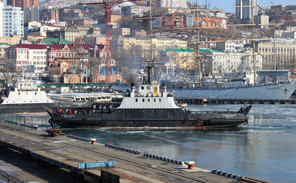 Залив Восток