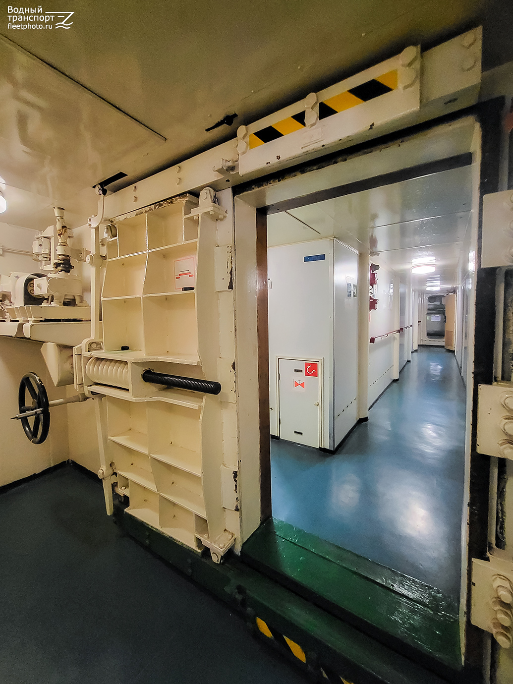 Сахалин-8. Internal compartments