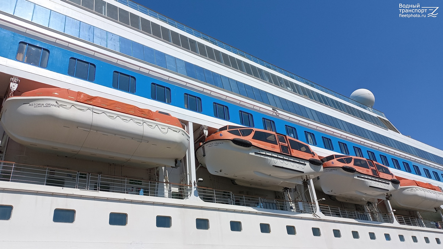 Astoria Grande. Lifeboats