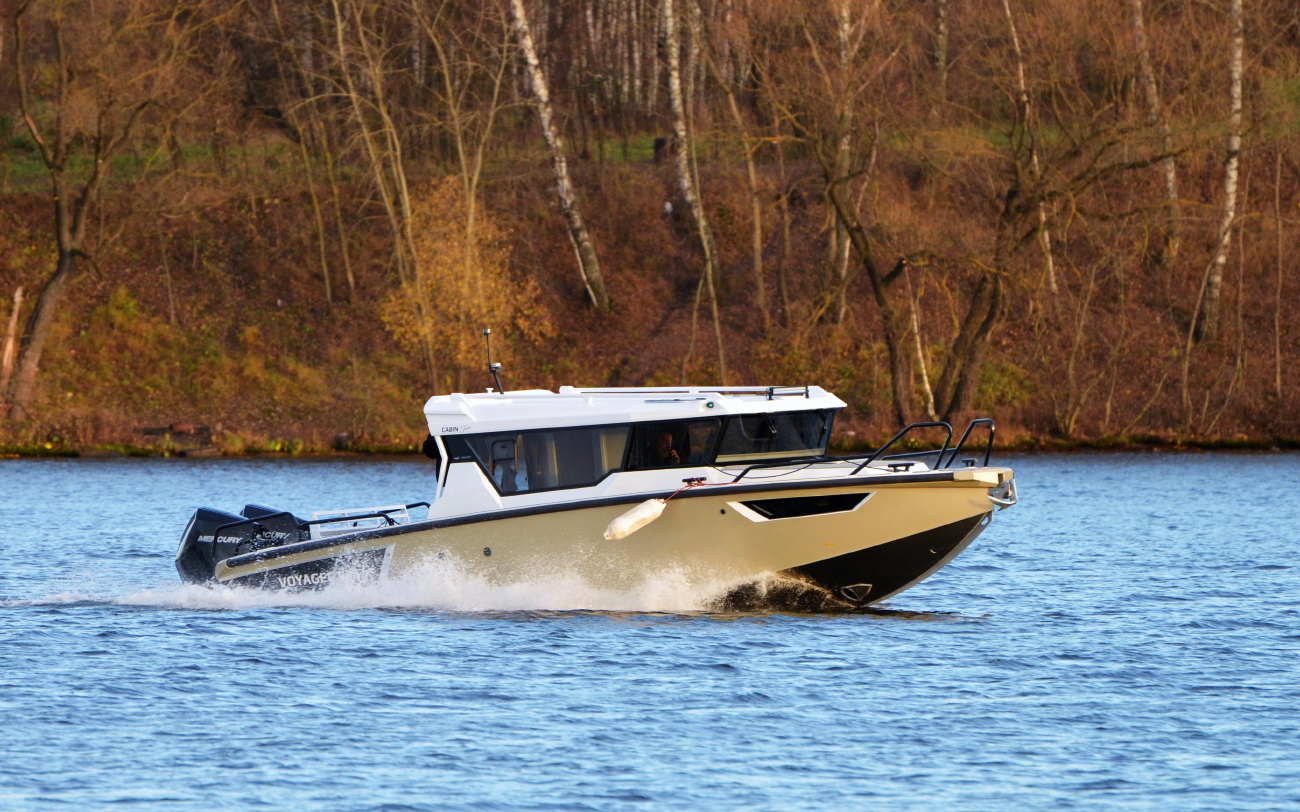 Неопознанное судно - тип Voyager 850 Cabin. Московский бассейн