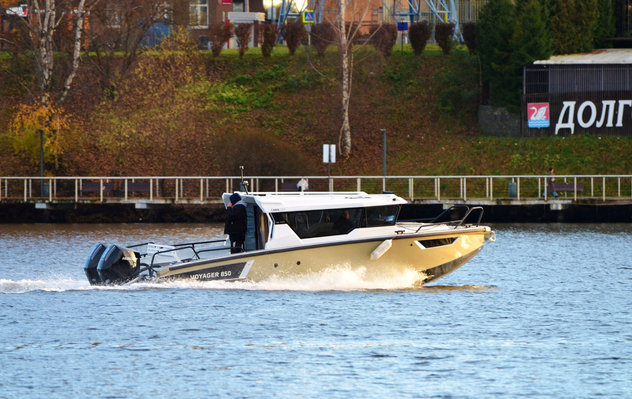 Неопознанное судно - тип Voyager 850 Cabin. Московский бассейн