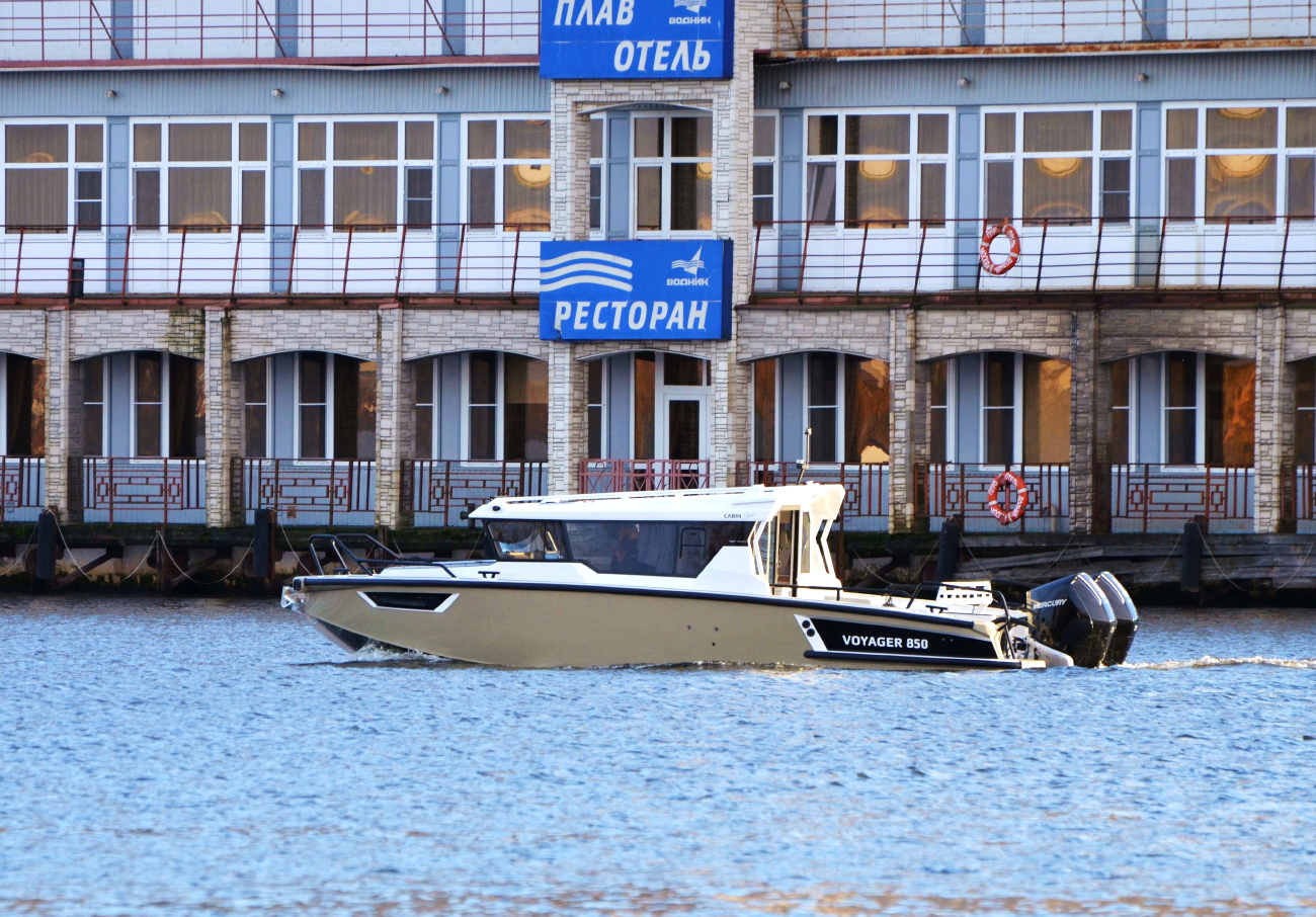 Неопознанное судно - тип Voyager 850 Cabin