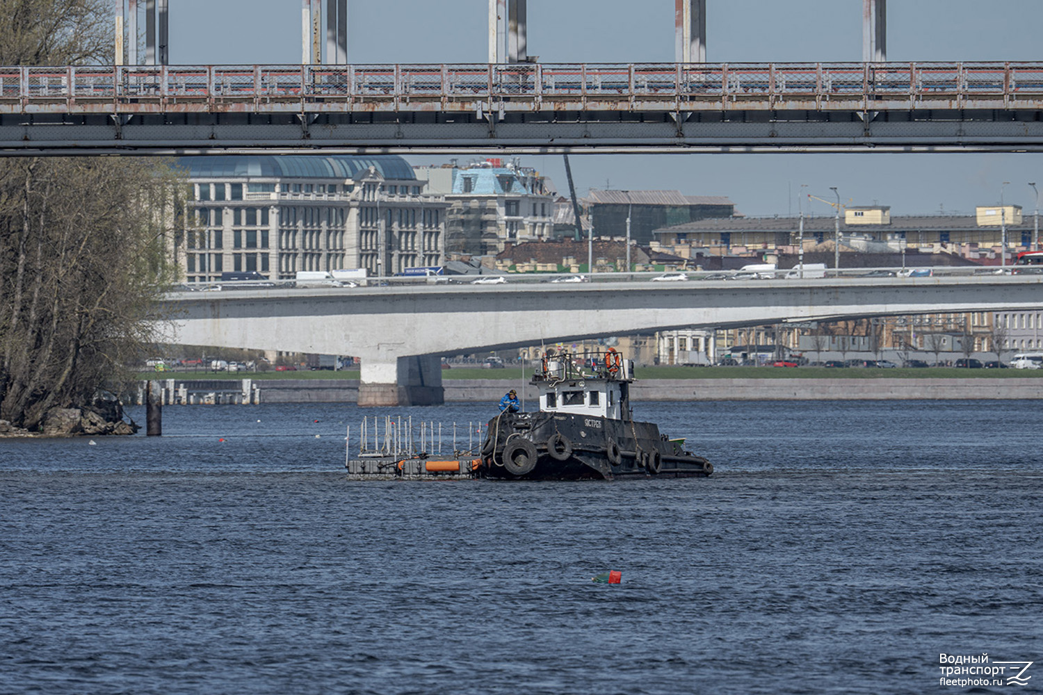 Неопознанный понтон, Ястреб