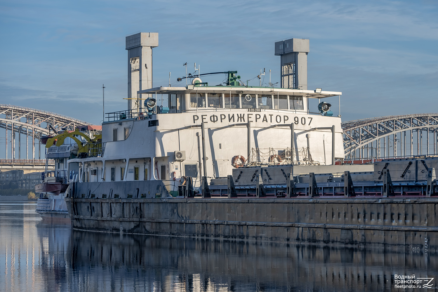 Рефрижератор-907. Надстройки