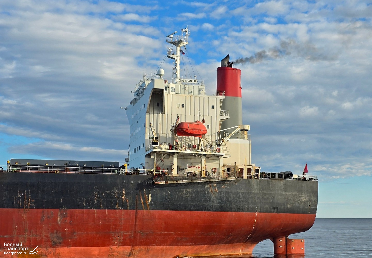 Long Shan Hu. Vessel superstructures