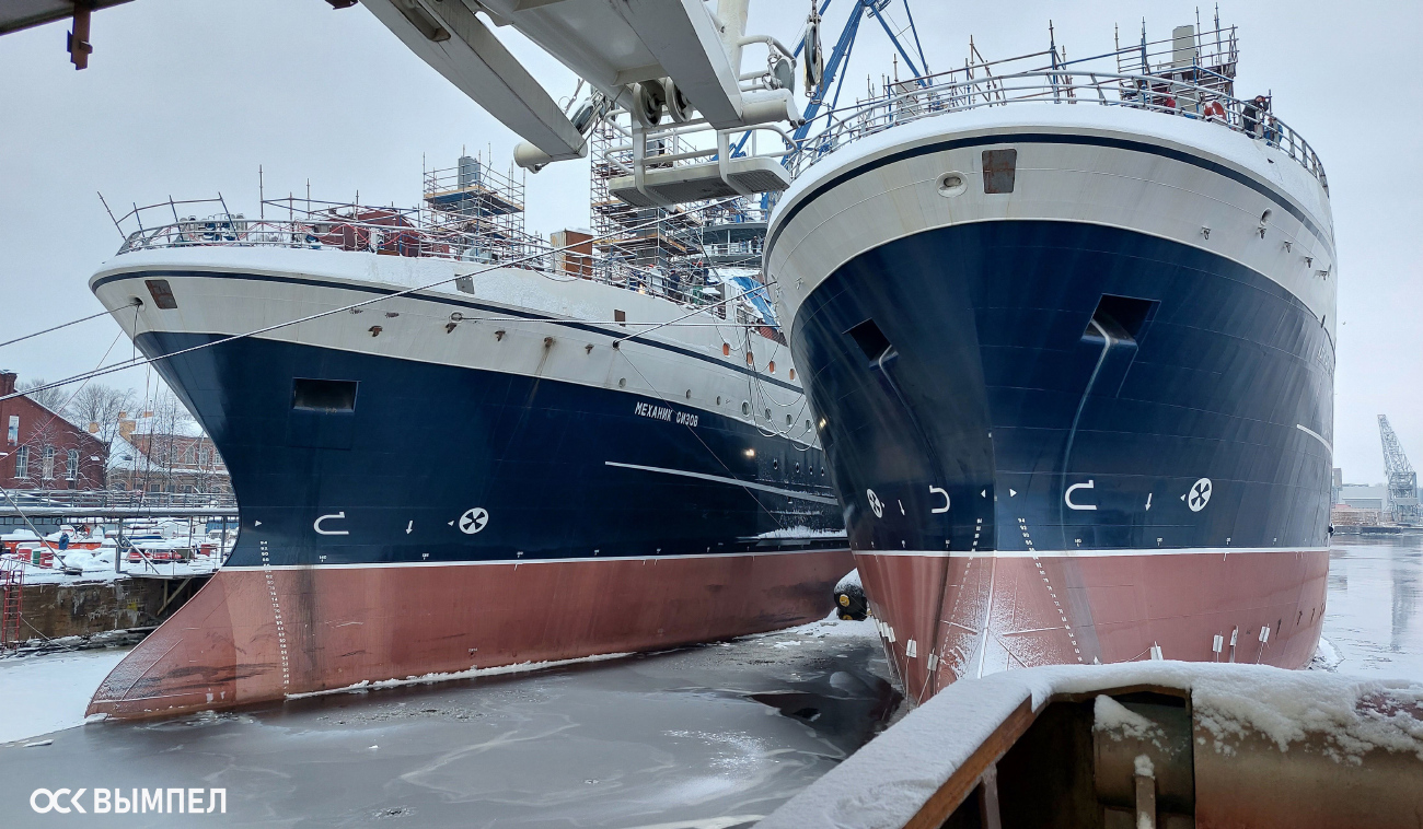 Механик Сизов, Капитан Мартынов. Элементы и детали