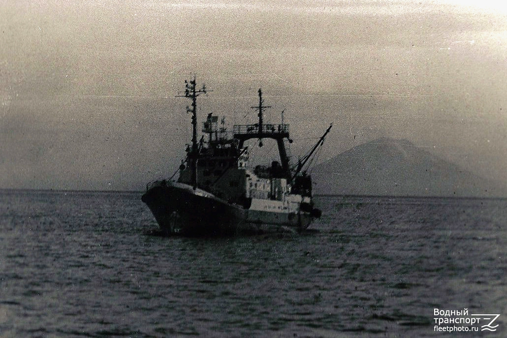 Неопознанное судно - проект 502ЭМ. Охотское море