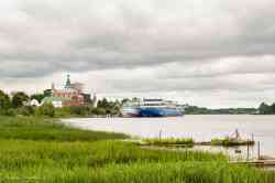 Русь Великая (Проект 588 (ГДР), тип В.Чкалов/Родина, Санкт-Петербург); Лебединое Озеро (Тип Дмитрий Фурманов, проект 302, Нижний Новгород)