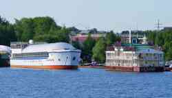 Адмирал (Проект Р801, Р801А  (Финляндия), Водники); Флотель Адмирал (Тип Дебаркадеры (45 метров), проект 55 (45 метров), Москва)