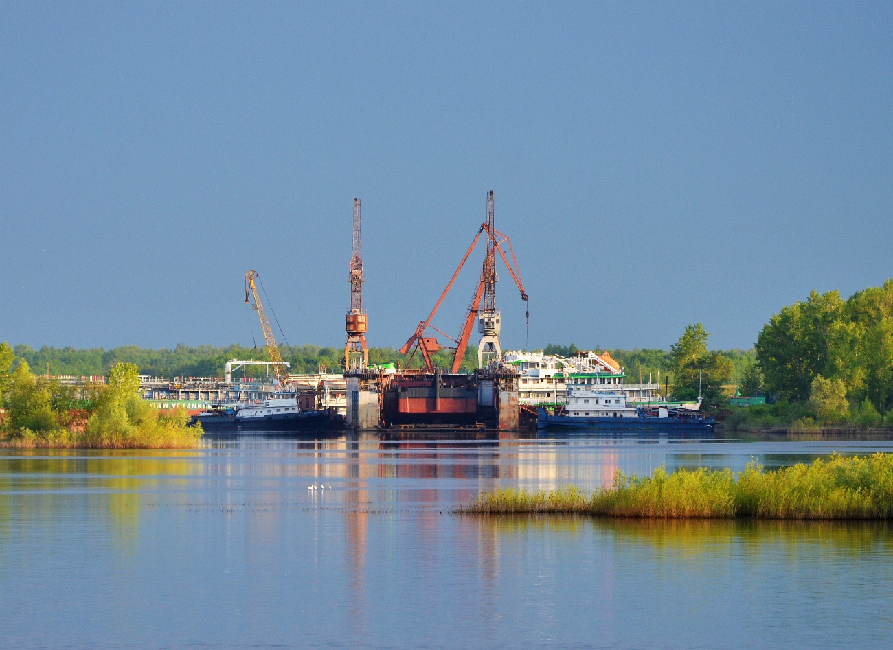 Плотовод-665, Плавдок-956, Неопознанное судно - проект Р-156, Волгарь-24. Волжский бассейн