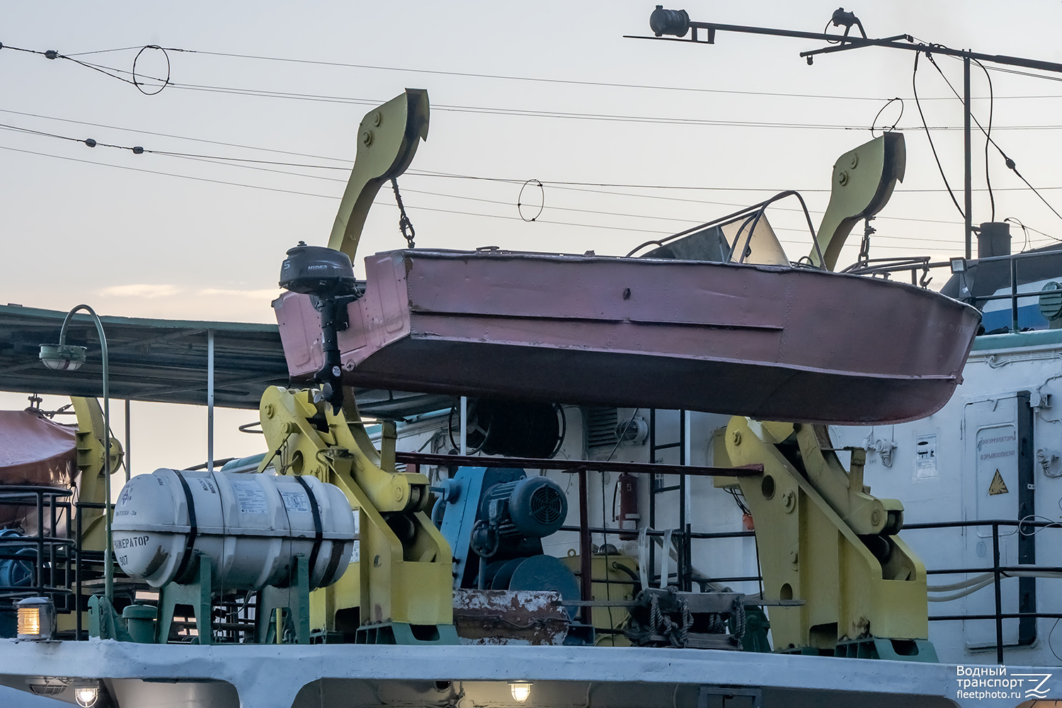 Рефрижератор-907. Шлюпки и катера