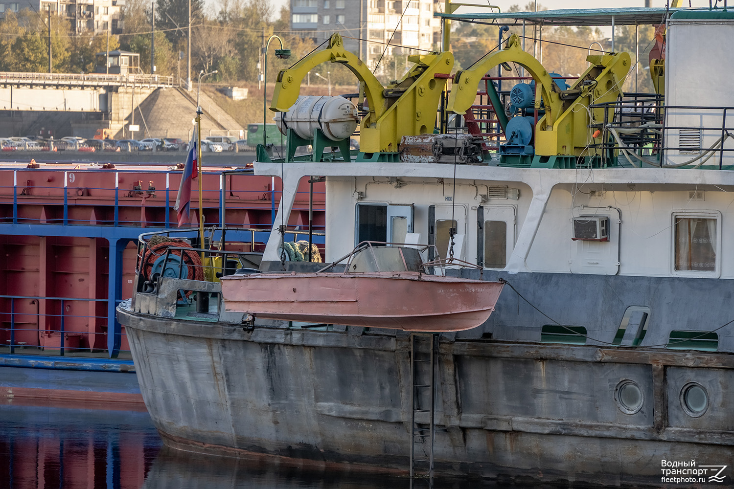 Рефрижератор-907. Шлюпки и катера