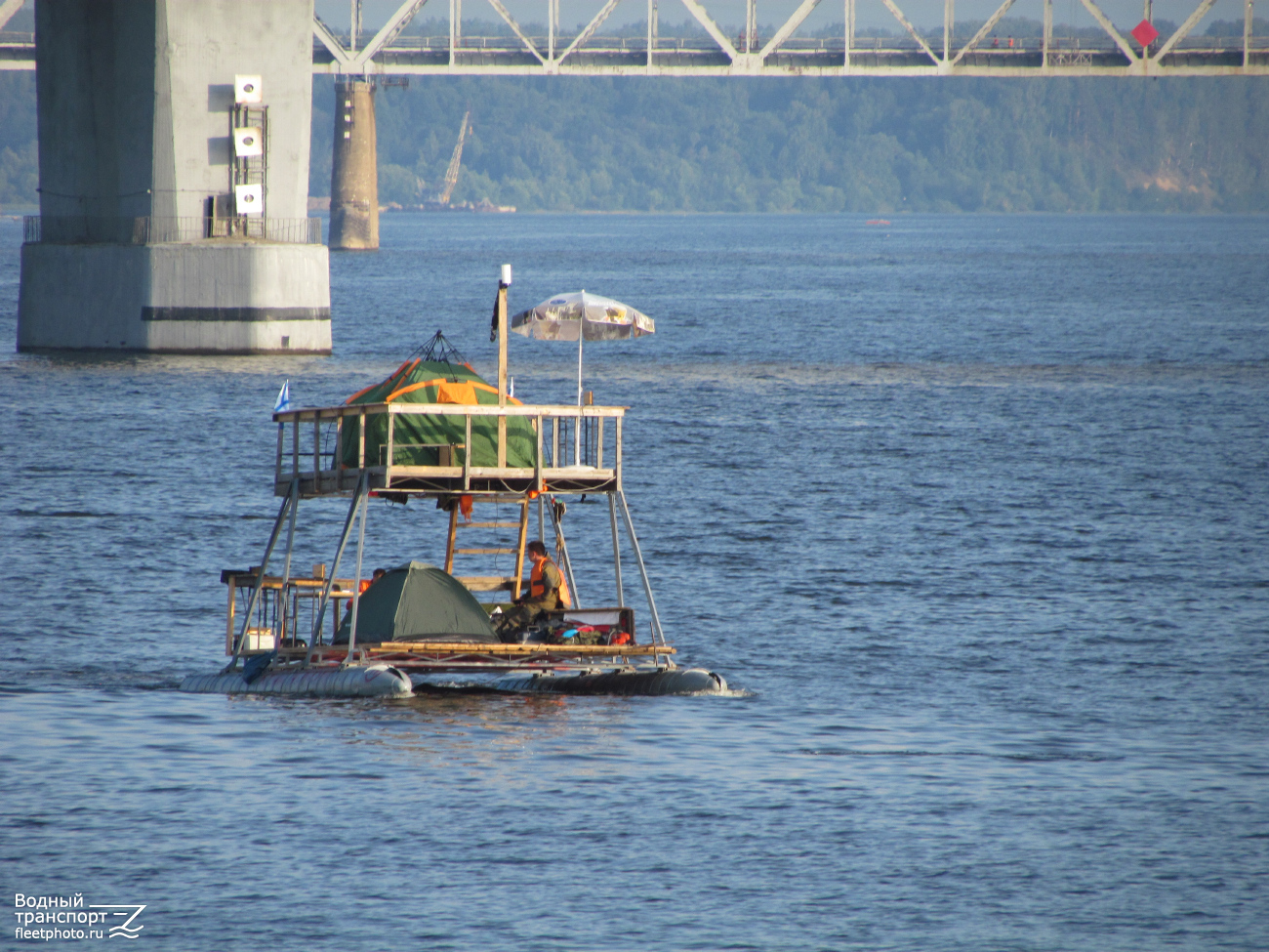 Неопознанный понтонный катер