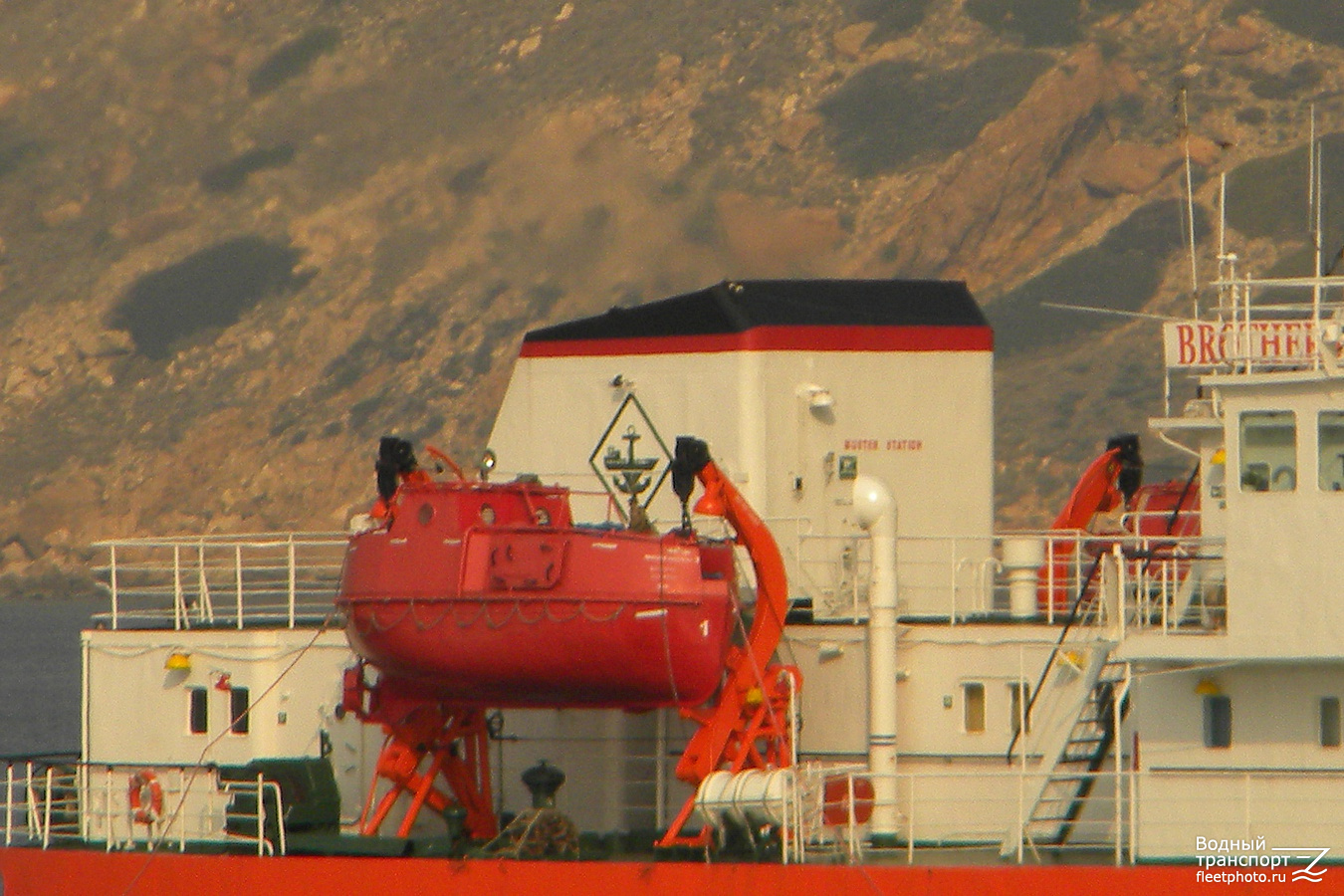 Бразерс-3. Шлюпки и катера