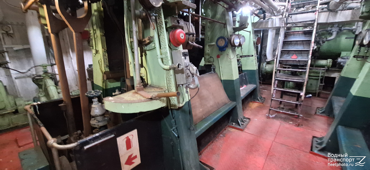 J.R. More. Машинные отделения